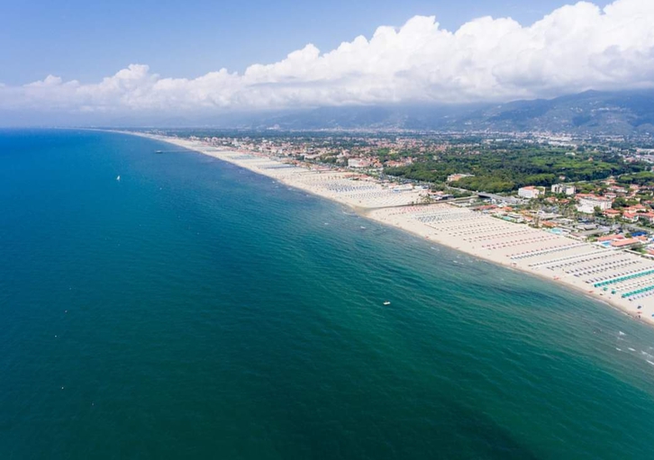 FORTE DEI MARMI. Affitto,ampio trilocale 6/8 2 FORTE DEI MARMI. Affitto,ampio trilocale 6/8 Casa 2