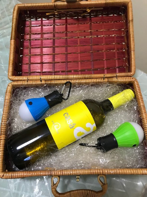 Cestino regalo vino+lampadine Cestino regalo vino+lampadine
