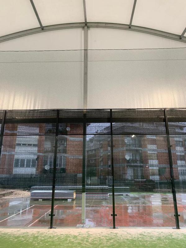 Copertura per campo da padel rimovibile in alluminio. Copertura per campo da padel rimovibile in alluminio.