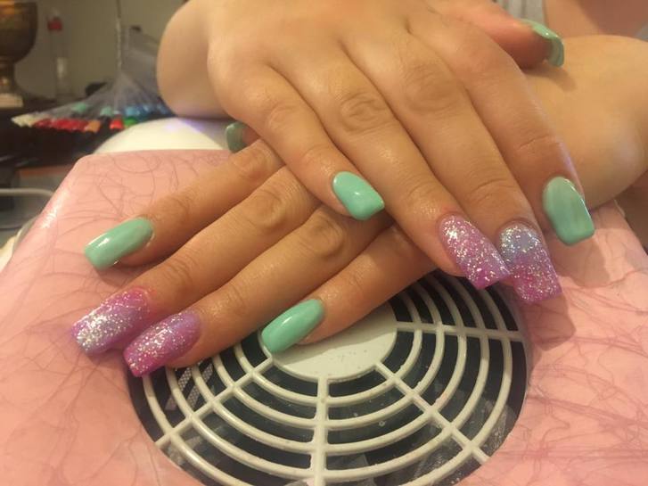 EFFETTUO RICOSTRUZIONE UNGHIE IN GEL UV! EFFETTUO RICOSTRUZIONE UNGHIE IN GEL UV!