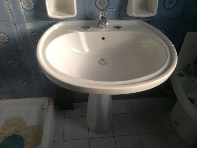 Lavabo con colonna Lavabo con colonna
