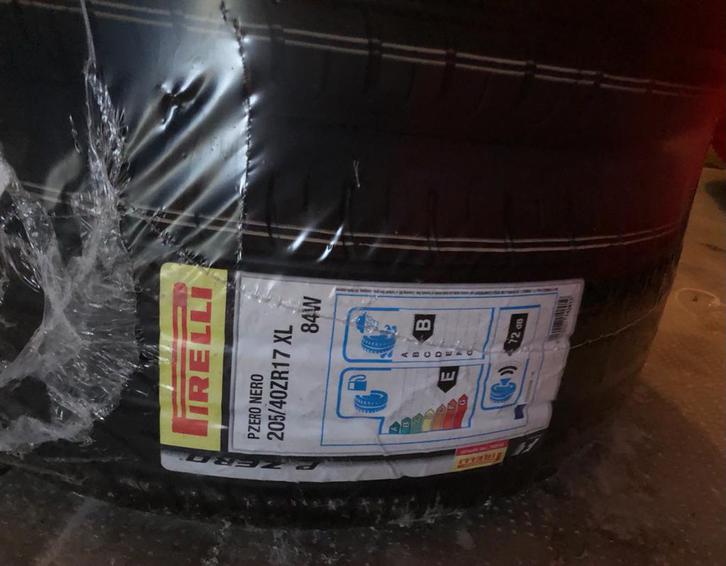 PIRELLI P ZERO NERO 205/40 17) PIRELLI P ZERO NERO 205/40 17)