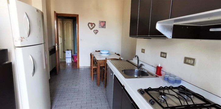 Propongo un appartamento in vendita, libero, molto grande. Propongo un appartamento in vendita, libero, molto grande.