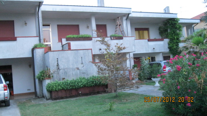 VENDIAMO VILLA BIFAMILIARE SU DUE LIVELLI A CIRCA 30 KM DAI LIDI FERRARESI VENDIAMO VILLA BIFAMILIARE SU DUE LIVELLI A CIRCA 30 KM DAI LIDI FERRARESI