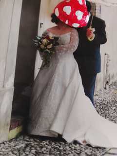 Abito da sposa importante con scollo a barchetta, maniche lunghe in tulle ricamate con fiori e perl