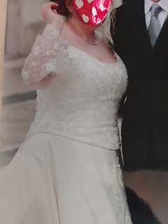 Abito da sposa con strascico importante tutto ricamato con perline e fiori,scollo a barchetta manic
