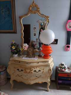 Vendo cassettone con specchiera,2 comodini e una poltroncina in stile veneziano.Come nuovi.