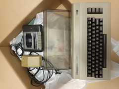 Completo di alimentatore originale, musicassette, coperchio tastiera, tastiera, giochi,joystick 