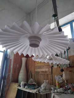 Vendo la coppia di lampadari  antichi  vintage  al prezzo di 70 euro  tutti  e 2    sono  funzionat