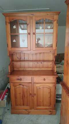 1 vetrina a 2 ante<br>1 vetrina a 3 ante<br>Un mobile bar, porta TV<br>Perfette in legno, vendes