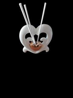 Elegante diffusore di profumi a forma di cuore, perfetto per aggiungere un tocco di stile alla tua 