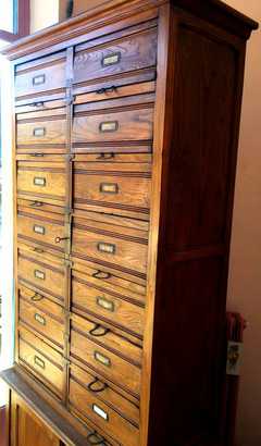 Scrivania, archivio, mobili ufficio primi anni '900 vendo.<br>Si tratta nel dettaglio di: <br