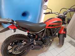 Km 9000,gomme nuove, tagliando fatto, usata poco... Ci sono anche borse laterali e cavalletto moto.