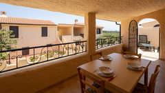 Budoni, Agrustos: La confortevole villetta a schiera dispone di ingresso indipendente con cancello,