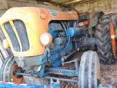 VERONA/PRIVATO VENDE<br>PER APPASSIONATI<br>TRATTORE D’EPOCA 2R del 63<br><br>N.B. (ne sono s