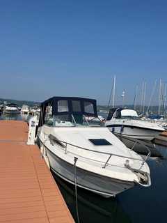 Vendo barca Sea ray 240 composta da un ottimo pozzetto vivibile, cabina con 4 posti letto, bagno se