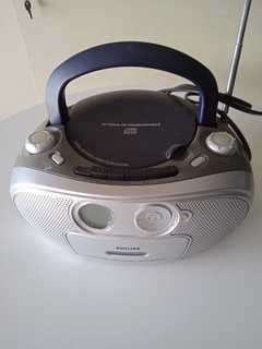 radio stereo fm portatile marca philips , funziona solo la radio, potete usarlo anche come pezzi di