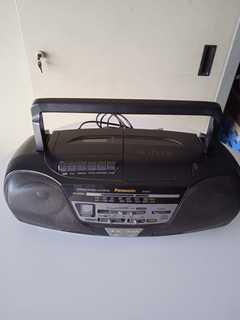 radio stereo fm portatile marca panasonic , funziona solo la radio, potete usarlo anche come pezzi 