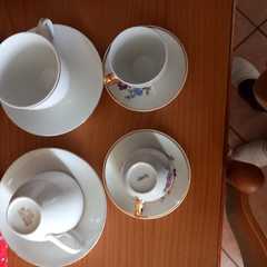 Tazze da te e caffè in porcellana  con piattini
<br> e  con disegno  usati poco 
<br>
<br>se inter