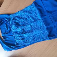 Tuta intera  blu con schiena scoperta a metà con pizzo dietro  molto comoda taglia unica 
<br>
<br